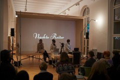 lecture performance "nackte reiter" am 18.01.2024 im rahmen der veranstaltung (Un)heimliche Spuren. Kollektives Suchen nach völkischen Ästhetiken, 18.1.24 – 19.1.2024 im freiraum mk&g hamburg  fotocredit: Volker Renner